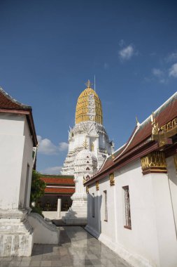 Wat Phra Si Rattana Mahathat 'dan Chedi Tayland' ın Phitsanulok şehrinde. Tayland, Phitsanulok, Kasım 29, 2024.
