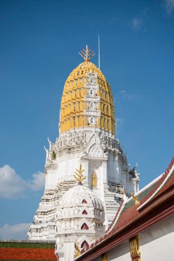 Wat Phra Si Rattana Mahathat 'dan Chedi Tayland' ın Phitsanulok şehrinde. Tayland, Phitsanulok, Kasım 29, 2024.