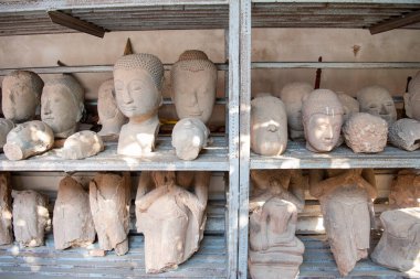 Tayland 'ın Phitsanulok kentindeki Wat Phra Si Rattana Mahathat' daki Buda Galerisi. Tayland, Phitsanulok, Kasım 29, 2024.