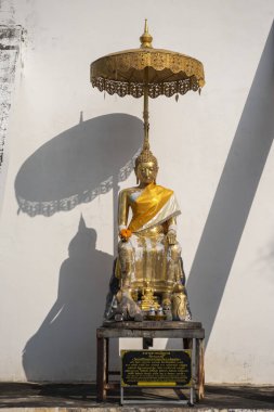 Tayland 'ın Phitsanulok şehrindeki Wat Phra Si Rattana Mahathat' daki Buda 'lardan biri. Tayland, Phitsanulok, Kasım 29, 2024.
