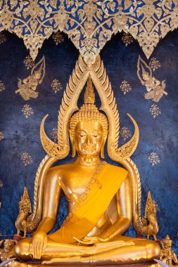 Tayland 'ın Phitsanulok şehrindeki Wat Phra Si Rattana Mahathat' da altın Buda. Tayland, Phitsanulok, Kasım 29, 2024.