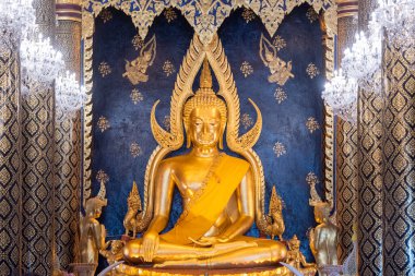 Tayland 'ın Phitsanulok şehrindeki Wat Phra Si Rattana Mahathat' da altın Buda. Tayland, Phitsanulok, Kasım 29, 2024.