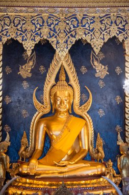 Tayland 'ın Phitsanulok şehrindeki Wat Phra Si Rattana Mahathat' da altın Buda. Tayland, Phitsanulok, Kasım 29, 2024.