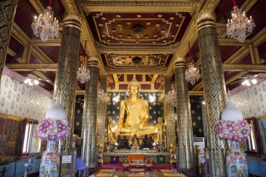 Tayland 'ın Phitsanulok şehrindeki Wat Phra Si Rattana Mahathat' daki Buda 'lardan biri. Tayland, Phitsanulok, Kasım 29, 2024.