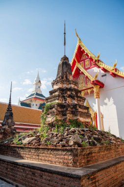 Wat Nang Phaya Ruen Kaew 'den Chedi Tayland' ın Phitsanulok şehrinde. Tayland, Phitsanulok, Kasım 29, 2024.