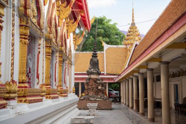 Wat Nang Phaya Ruen Kaew 'den Chedi Tayland' ın Phitsanulok şehrinde. Tayland, Phitsanulok, Kasım 29, 2024.