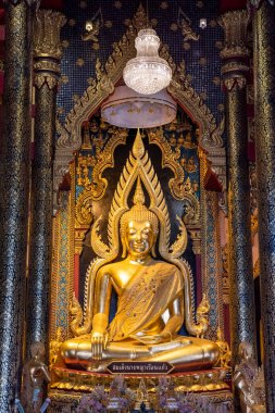 Wat Nang Phaya Ruen Kaew 'in içindeki Buda Tayland' ın Phitsanulok şehrinde. Tayland, Phitsanulok, Kasım 29, 2024.