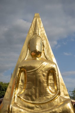 Thailand 'ın Phitsanulok şehrinde Wat Phra Nang Phaya Amulet Buddha Image. Tayland, Phitsanulok, 1 Aralık 2024.