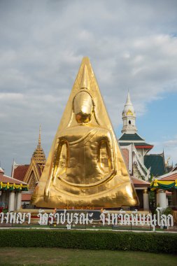 Thailand 'ın Phitsanulok şehrinde Wat Phra Nang Phaya Amulet Buddha Image. Tayland, Phitsanulok, Kasım 29, 2024.