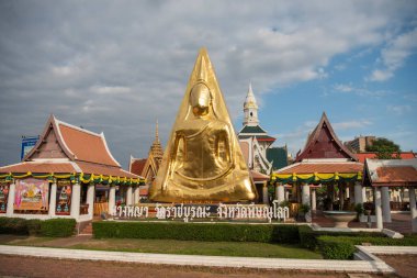 Thailand 'ın Phitsanulok şehrinde Wat Phra Nang Phaya Amulet Buddha Image. Tayland, Phitsanulok, Kasım 29, 2024.