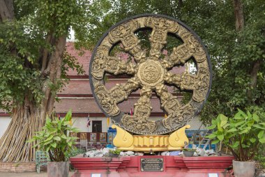 Dharma Çarkı, Wat Ratchaburana Tapınağı 'nda ve Tayland' ın kuzeyindeki Phitsanulok ilinde. Tayland, Phitsanulok, Kasım 29, 2024.