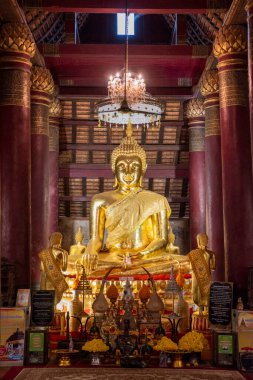 Wat Ratchaburana Tapınağı içindeki Buda ve Tayland 'ın kuzeyindeki Phitsanulok vilayeti. Tayland, Phitsanulok, Kasım 29, 2024.