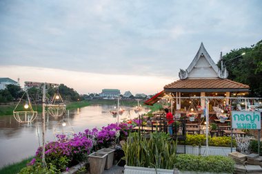 Tayland 'ın kuzeyinde Phitsanulok ili ve Nan Nehri' nde bir bar. Tayland, Phitsanulok, Kasım 29, 2024.
