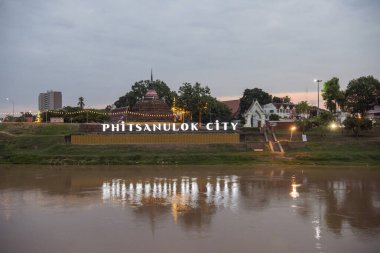 Şehrin kuzeyindeki Wat Ratchaburana Tapınağı 'ndan Chedi ve Tayland' ın kuzeyindeki Phitsanulok. Tayland, Phitsanulok, Kasım 29, 2024.