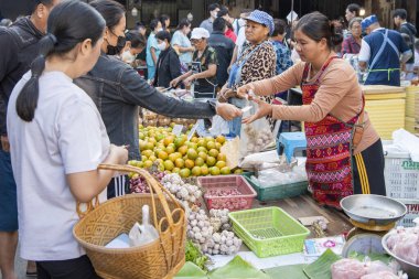 Tayland 'ın Phitsanulok kentindeki Sebze ve Meyve Pazarı' ndaki insanlar. Tayland, Phitsanulok, 30 Kasım 2024.