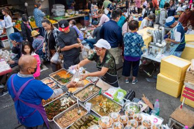 Tayland 'ın Phitsanulok şehrinde sabah pazarında taze Tayland yemeği. Tayland, Phitsanulok, 30 Kasım 2024.