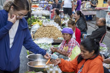 Tayland 'ın Phitsanulok şehrinde sabah pazarında taze Tayland yemeği. Tayland, Phitsanulok, 30 Kasım 2024.