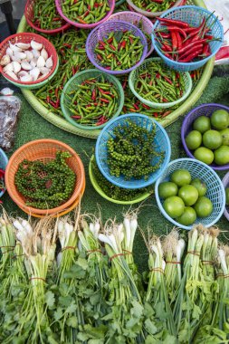 Tayland 'ın Phitsanulok şehrinde sabah pazarında Pepper ve Sebze ve Meyve Pazarı. Tayland, Phitsanulok, 30 Kasım 2024.