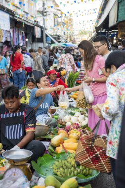 Tayland 'ın Phitsanulok kentindeki Sebze ve Meyve Pazarı' ndaki insanlar. Tayland, Phitsanulok, 30 Kasım 2024.