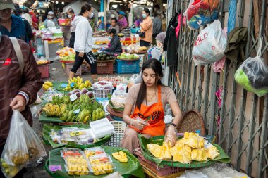 Tayland 'ın Phitsanulok kentindeki Sebze ve Meyve Pazarı' ndaki insanlar. Tayland, Phitsanulok, 30 Kasım 2024.
