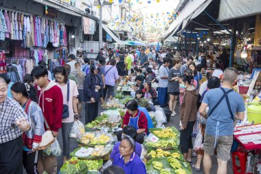 Tayland 'ın Phitsanulok kentindeki Sebze ve Meyve Pazarı' ndaki insanlar. Tayland, Phitsanulok, 30 Kasım 2024.