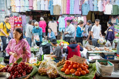 Tayland 'ın Phitsanulok kentindeki Sebze ve Meyve Pazarı' ndaki insanlar. Tayland, Phitsanulok, 30 Kasım 2024.