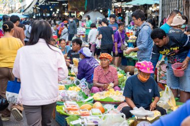 Tayland 'ın Phitsanulok kentindeki Sebze ve Meyve Pazarı' ndaki insanlar. Tayland, Phitsanulok, 30 Kasım 2024.