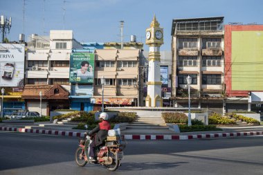 Tayland 'ın kuzeyindeki Phitsanulok ilindeki Saat Kulesi. Tayland, Phitsanulok, 30 Kasım 2024.