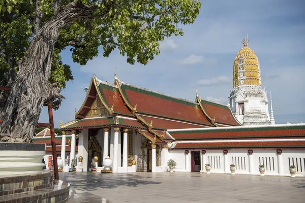 Wat Phra Si Rattana Mahathat 'dan Chedi Tayland' ın Phitsanulok şehrinde. Tayland, Phitsanulok, Kasım 29, 2024.