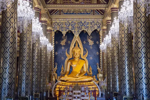 Tayland 'ın Phitsanulok şehrindeki Wat Phra Si Rattana Mahathat' da altın Buda. Tayland, Phitsanulok, Kasım 29, 2024.