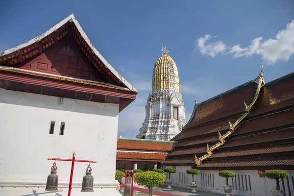 Wat Phra Si Rattana Mahathat 'dan Chedi Tayland' ın Phitsanulok şehrinde. Tayland, Phitsanulok, Kasım 29, 2024.