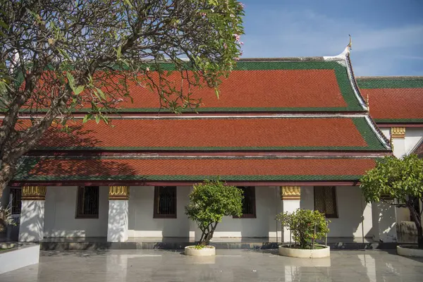 Tayland 'ın Phitsanulok şehrinde Wat Phra Si Rattana Mahathat mimarisi. Tayland, Phitsanulok, Kasım 29, 2024.