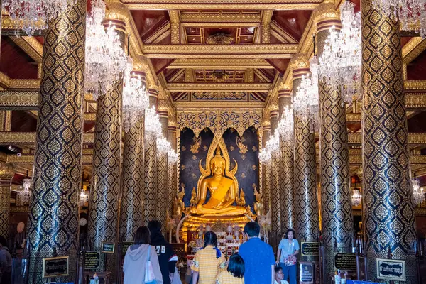 Tayland 'ın Phitsanulok şehrindeki Wat Phra Si Rattana Mahathat' da altın Buda. Tayland, Phitsanulok, Kasım 29, 2024.