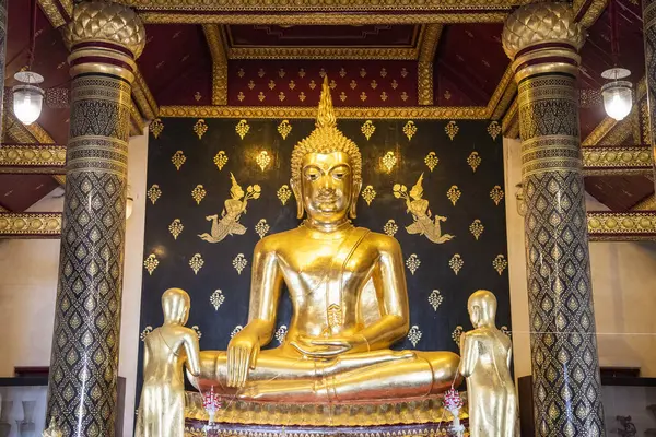 Tayland 'ın Phitsanulok şehrindeki Wat Phra Si Rattana Mahathat' daki Buda 'lardan biri. Tayland, Phitsanulok, Kasım 29, 2024.