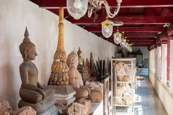 Tayland 'ın Phitsanulok kentindeki Wat Phra Si Rattana Mahathat' daki Buda Galerisi. Tayland, Phitsanulok, Kasım 29, 2024.