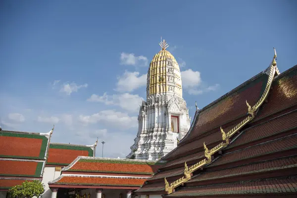 Wat Phra Si Rattana Mahathat 'dan Chedi Tayland' ın Phitsanulok şehrinde. Tayland, Phitsanulok, Kasım 29, 2024.