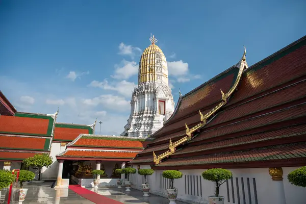 Wat Phra Si Rattana Mahathat 'dan Chedi Tayland' ın Phitsanulok şehrinde. Tayland, Phitsanulok, Kasım 29, 2024.