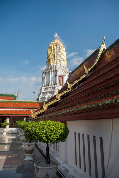 Wat Phra Si Rattana Mahathat 'dan Chedi Tayland' ın Phitsanulok şehrinde. Tayland, Phitsanulok, Kasım 29, 2024.