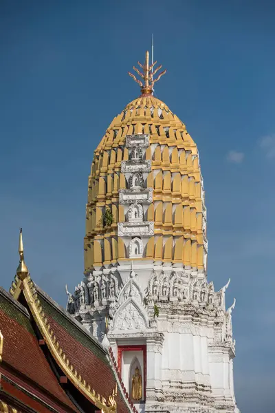 Wat Phra Si Rattana Mahathat 'dan Chedi Tayland' ın Phitsanulok şehrinde. Tayland, Phitsanulok, Kasım 29, 2024.