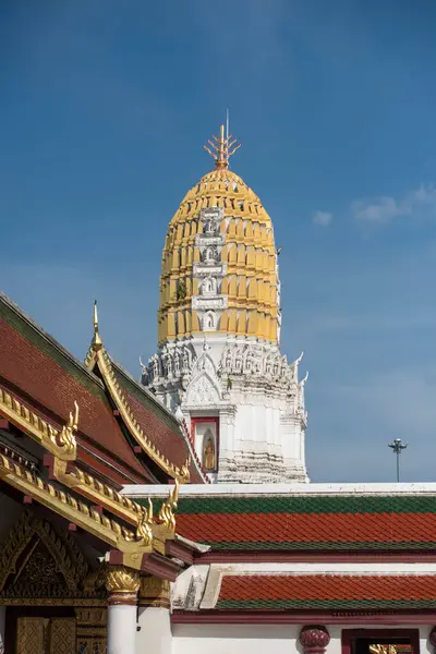 Wat Phra Si Rattana Mahathat 'dan Chedi Tayland' ın Phitsanulok şehrinde. Tayland, Phitsanulok, Kasım 29, 2024.