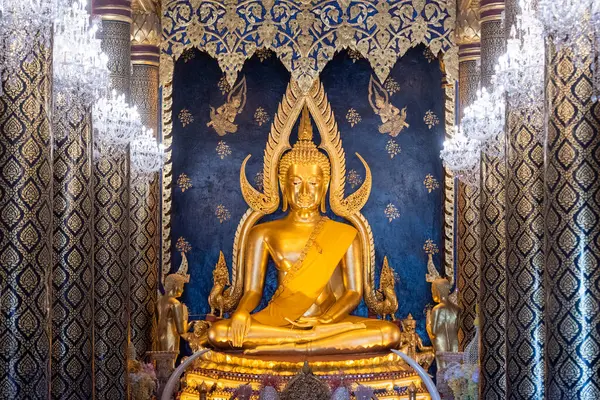 Tayland 'ın Phitsanulok şehrindeki Wat Phra Si Rattana Mahathat' da altın Buda. Tayland, Phitsanulok, Kasım 29, 2024.