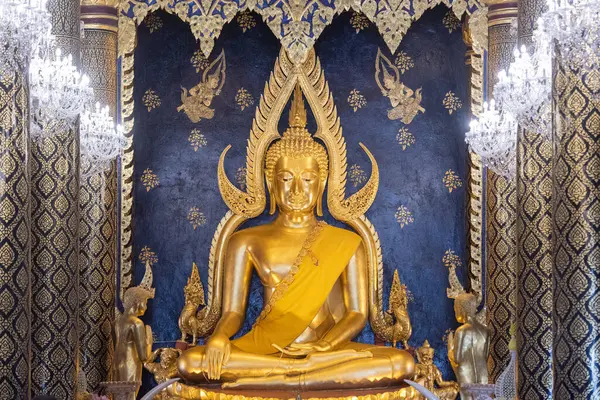 Tayland 'ın Phitsanulok şehrindeki Wat Phra Si Rattana Mahathat' da altın Buda. Tayland, Phitsanulok, Kasım 29, 2024.