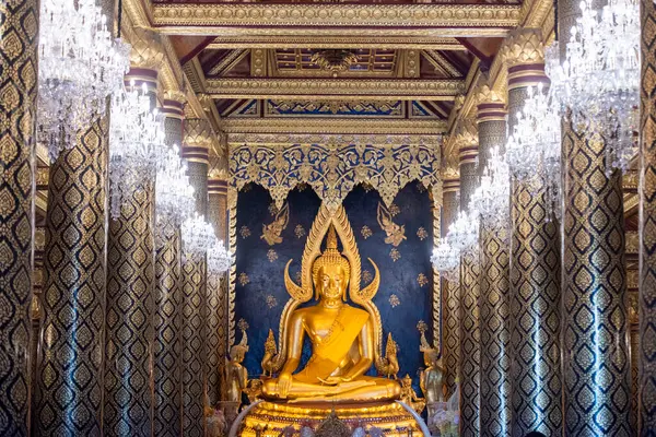 Tayland 'ın Phitsanulok şehrindeki Wat Phra Si Rattana Mahathat' da altın Buda. Tayland, Phitsanulok, Kasım 29, 2024.