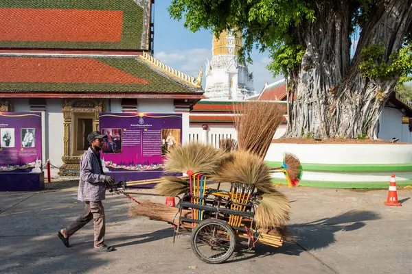 Tayland 'ın Phitsanulok kentindeki Wat Phra Si Rattana Mahathat' da süpürge satıcısı. Tayland, Phitsanulok, Kasım 29, 2024.