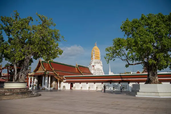 Wat Phra Si Rattana Mahathat 'dan Chedi Tayland' ın Phitsanulok şehrinde. Tayland, Phitsanulok, Kasım 29, 2024.