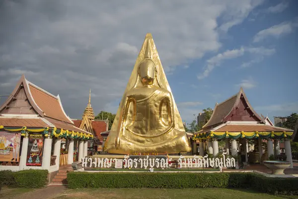 Thailand 'ın Phitsanulok şehrinde Wat Phra Nang Phaya Amulet Buddha Image. Tayland, Phitsanulok, Kasım 29, 2024.