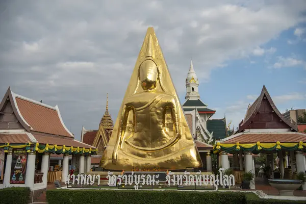 Thailand 'ın Phitsanulok şehrinde Wat Phra Nang Phaya Amulet Buddha Image. Tayland, Phitsanulok, Kasım 29, 2024.