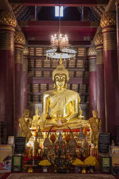 Wat Ratchaburana Tapınağı içindeki Buda ve Tayland 'ın kuzeyindeki Phitsanulok vilayeti. Tayland, Phitsanulok, Kasım 29, 2024.