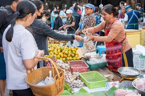 Tayland 'ın Phitsanulok kentindeki Sebze ve Meyve Pazarı' ndaki insanlar. Tayland, Phitsanulok, 30 Kasım 2024.