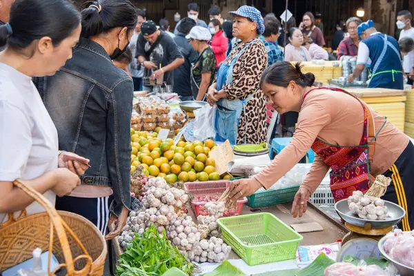 Tayland 'ın Phitsanulok kentindeki Sebze ve Meyve Pazarı' ndaki insanlar. Tayland, Phitsanulok, 30 Kasım 2024.